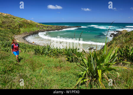 Randonnée femme Waimamaku sur piste côtière près de la côte, la piste côtière Waimamaku, Northland, North Island, New Zealand Banque D'Images