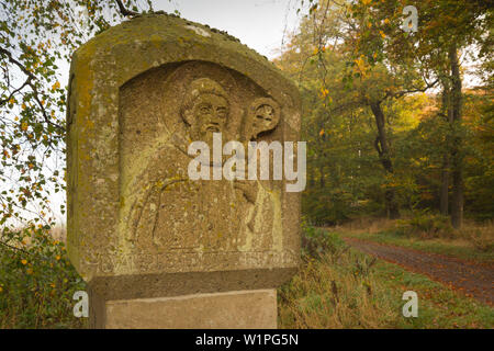 Ancien calvaire au sentier de randonnée de Laacher Kopf, près de Maria Laach, Eifel, Rhénanie-Palatinat, Allemagne Banque D'Images