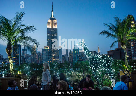 Empire State building, d'un bar sur le toit 230 Fith Avenue, Manhattan , New York, USA Banque D'Images