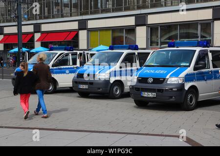 BERLIN, ALLEMAGNE - 26 août 2014 : Les voitures de police attendre à Berlin. La Police fédérale (Bundespolizei) de l'Allemagne a 30 000 agents. Banque D'Images