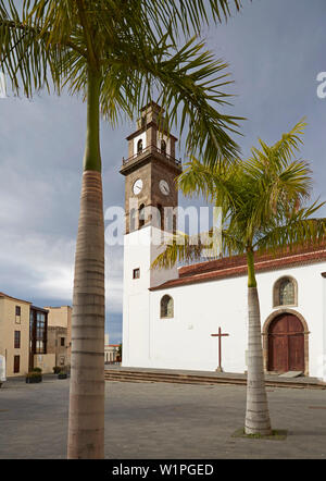 L'église et de palmiers à Buenavista del Norte, Tenerife, Canaries, Islas Canarias, Océan Atlantique, l'Espagne, Europe Banque D'Images