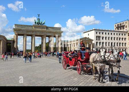 BERLIN, ALLEMAGNE - 27 août 2014 : Visite en calèche en face de la porte de Brandebourg à Berlin. Berlin est la plus grande ville d'Allemagne avec une population de 3,5 Banque D'Images