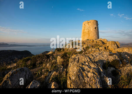 Lever du soleil à Talaia d'tour Albercutx, Cap Formentor, Port de Pollença, Serra de Tramuntana, à Majorque, Îles Baléares, Espagne Banque D'Images