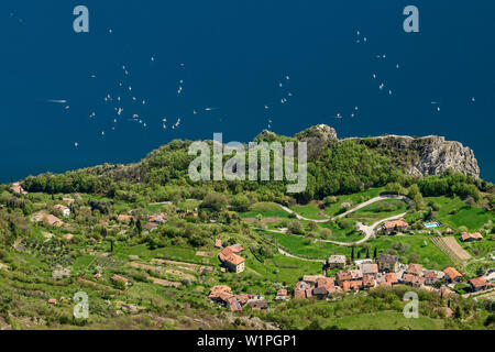 Vue vers le lac de Garde avec des bateaux à voile et à Pregasina, lac de Garde, le Garda Trentino, Montagnes, Italie Banque D'Images