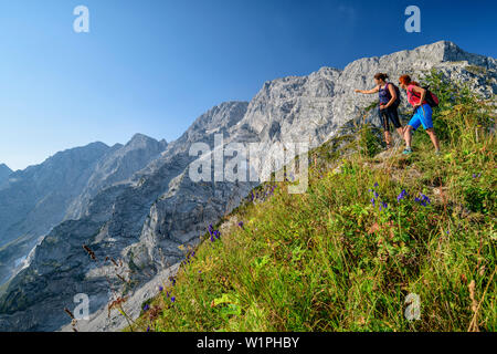Deux femmes lors d'une randonnée, grimper sur le Hoher Ambient Göll Goll haute pâte, Schuster, Alpes de Berchtesgaden, Upper Bavaria, Bavaria, Germany Banque D'Images