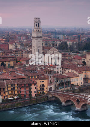 Vue de Castel San Pietro au cours de la vieille ville de Vérone avec la tour de la cathédrale Santa Maria Matricolare et Ponte Pietra pont sur l'Adige, Banque D'Images