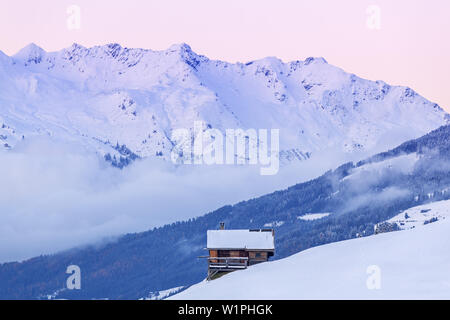 Alp sous la montagne Gerlosstein dans les Alpes de Zillertal avec vue sur les Alpes de Kitzbühel, Hippach, Zell am Ziller, Tirol, Autriche, Europe Banque D'Images