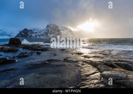 Pauses soleil à travers les nuages, côte rocheuse près de Vareid, Flakstaoya, îles Lofoten, Norvège, Scandinavie, Europe Banque D'Images