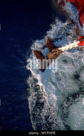 Port-saïd, Égypte routes -2006.08.23 ; le porte-conteneurs lt cortesia ancre à attendre le prochain convoi du canal de Suez Banque D'Images