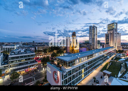 Vue sur le centre commercial avec le Bikini, Gedaechnis l'église et le Waldorf Astoria building, Berlin, Germany Banque D'Images