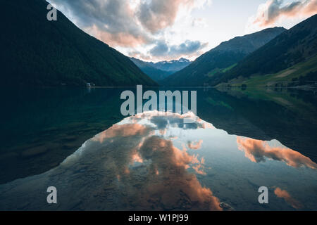 Vernagt réservoir dans le coucher du soleil, E5, Alpenüberquerung, 6e étape, Niederjochbach,aération, Similaun hut, Vernagt Schnalstal, réservoir, Meran Banque D'Images