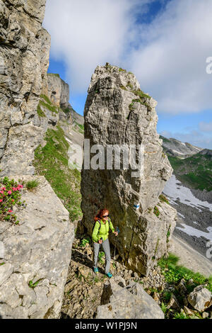 Randonnée femme rock entre spires vers Hoher Ifen, Hoher Ifen, Alpes, vallée de l'Allgaeu Walsertal, Vorarlberg, Autriche Banque D'Images