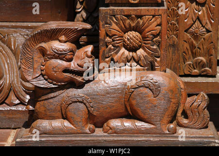 Décorations orientales en pagode népalais à Brisbane, Australie - sculpture du lion en bois Banque D'Images