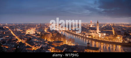 Large vue de Castel San Pietro sur la ville de Vérone en soirée avec les tours de l'église Santa Anastasia (à droite) et la Torre dei Lamberti (lef Banque D'Images