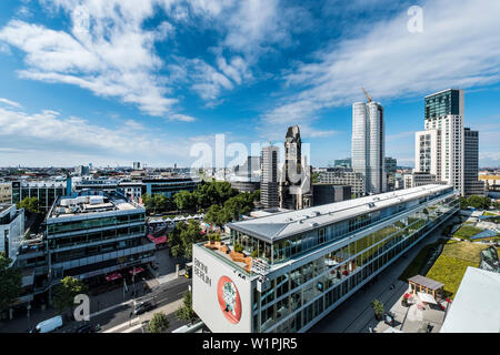 Vue sur le centre commercial avec le Bikini, Gedaechnis l'église et le Waldorf Astoria building, Berlin, Germany Banque D'Images