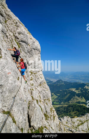 Deux femmes s'élever au-dessus de la montée assurée goll, Schuster, pâte Goll, Haute Alpes de Berchtesgaden, Upper Bavaria, Bavaria, Germany Banque D'Images