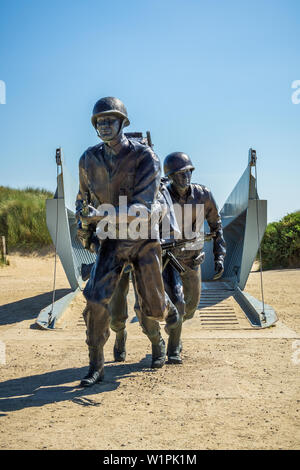 La Seconde Guerre mondiale, deux D-day Higgins landing craft personnel véhicule memorial, Musée d'Utah Beach, Sainte Marie du Mont, Normandie, France. Banque D'Images