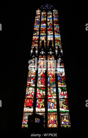 La cathédrale de Milan - histoires bibliques sur vitrail en célèbre monument de l'Italie Banque D'Images