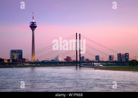 Vue sur le Rhin à Stadttor, Rheinknie pont, tour de télévision et Neuer Zollhof (Architecte : F.O. Gehry), Düsseldorf, Amérique du Rhine-Westphal Banque D'Images