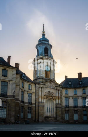 Tour de l'horloge de Rennes Hôtel de ville au crépuscule, le centre-ville de monument, Ille-et-Villaine, Bretagne, France. Banque D'Images