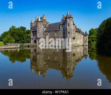 Château de Trécesson médiévale, château de Trécesson, lors d'une journée ensoleillée avec réflexion sur l'eau, Campeneac, monument du Morbihan, Broceliande Forêt, Brittan Banque D'Images