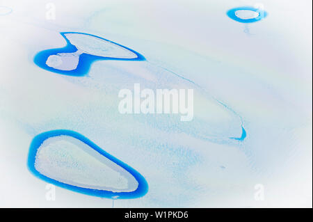 Piscines d'eau de fonte en été sur l'immense plateau de glace du Groenland Banque D'Images