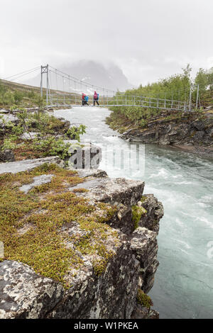Deux filles et une femme en randonnée sur le Kungsleden Trek. sur la façon d'Kaitumjaurestugorna. Laponia, Laponie, Suède. Banque D'Images