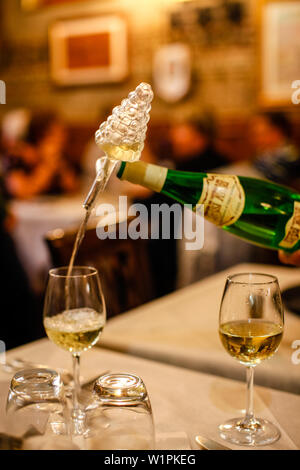 Plaqués façon de verser le vin dans le verre, le Ristorante Etruria, Piazza dei Priori, Volterra, Italie toscane, Europe Banque D'Images