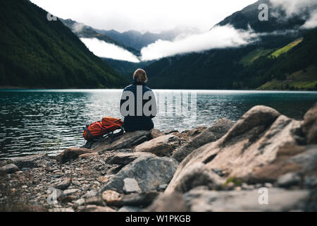 Climber bénéficie d'affichage au niveau du réservoir de Vernagt misty dans humeur, E5, Alpenüberquerung, 6e étape, Niederjochbach,aération, Similaun hut, Vernagt Schnalstal, re Banque D'Images