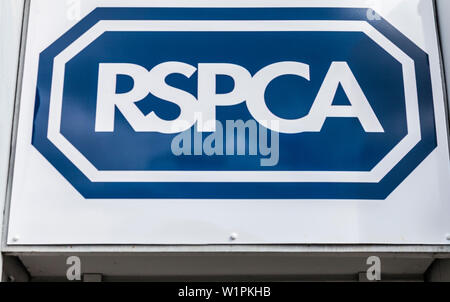 La RSPCA signe au-dessus d'une boutique à Rothbury,Angleterre,UK Banque D'Images