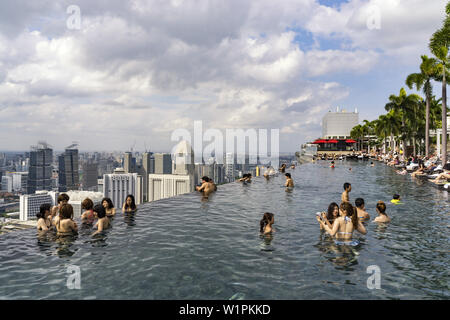 Marina Bay Sands , piscine à débordement, terrasse de toit, Marina Bay, Singapour, Singapour, Asie Southest Banque D'Images
