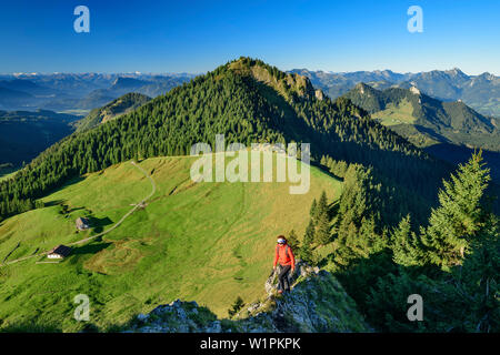 Randonnée femme Karkopf sur croissant vers la crête, refuges et Feichteck Karkopf, en arrière-plan, Alpes de Chiemgau, Upper Bavaria, Bavaria, Germany Banque D'Images