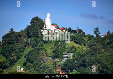 La figure de Bouddha sur Kandy dans les montagnes, au Sri Lanka Banque D'Images