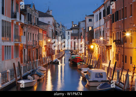 Maisons illuminées à Rio de la Fornace avec des bateaux dans le bleu de la nuit, Dorsoduro, Venise, Vénétie, Italie Banque D'Images