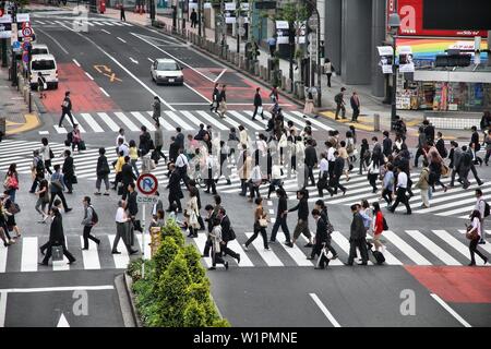 TOKYO, JAPON - 9 mai 2012 : la foule à pied le passage à Hachiko Shibuya, Tokyo. Croisement de Shibuya est l'un des endroits les plus achalandés à Tokyo et est reconnu t Banque D'Images