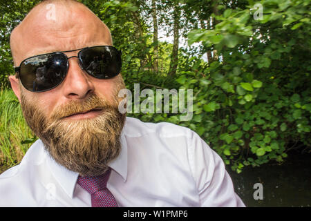 Homme à barbe et des lunettes de soleil dans un kajak, Spreewald, vacances, Famille, fête de famille, été, Vacances, Oberspreewald, Brandebourg, Allemagne Banque D'Images