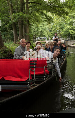 Voyage en bateau sur la Spree, vacances, visite de la famille, l'été, Spreewald, Oberspreewald, Brandenburg, Allemagne Banque D'Images