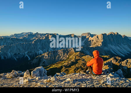 Randonnée homme assis à Peitlerkofel et à l'égard des Dolomites Marmolada, Groupe du Sella, Langkofel Geisler et des gammes, de la Peitlerkofel, Dolomite Banque D'Images