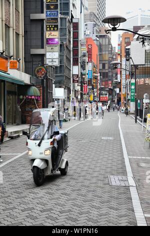 TOKYO, JAPON - 9 mai 2012 : Les gens magasinent à Akasaka district de Minato, Tokyo, Japon. La grande région de Tokyo est la plus populeuse de la région métropolitaine Banque D'Images