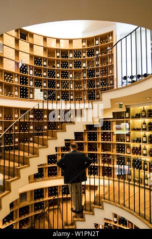 Un homme se tient devant le grand jury dans l'Intendant wine shop Banque D'Images