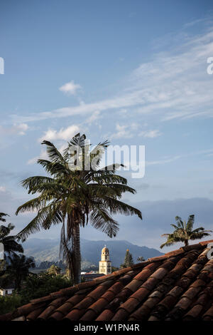 Voir l'ensemble de tuiles rouges au Salento, Patrimoine Mondial de l'eau Café Triangle, Departmento Quindio, la Colombie, l'Southamerica Banque D'Images