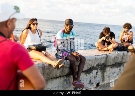 La musique de rue, des musiciens de rue et les touristes à Malecon, centre historique de la ville, vieille ville, Habana Vieja, Habana Centro, voyage en famille à Cuba, vacances, t Banque D'Images