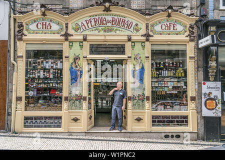 Un épicier Perola do Bolhão, Art nouveau shop/Porto , Portugal Banque D'Images