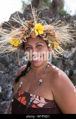 Une femme portant une coiffe de fleurs et d'autres matières végétales sourit à la visionneuse, Rimatara, Australes, Polynésie Française, Pacifique Sud Banque D'Images