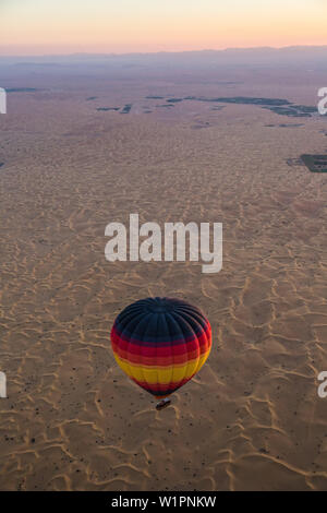 Ballon à air chaud au-dessus du désert de DUBAÏ, ÉMIRATS ARABES UNIS, en Asie Banque D'Images