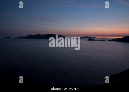 Crépuscule sur Slea Head en vue de la Grande Îles Blasket vu de tout en marchant la Dingle Way, Slea Head, péninsule de Dingle, comté de Kerry, Irel Banque D'Images