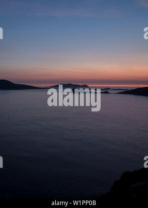 Crépuscule sur Slea Head en vue de la Grande Îles Blasket vu de tout en marchant la Dingle Way, Slea Head, péninsule de Dingle, comté de Kerry, Irel Banque D'Images