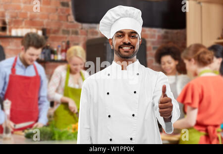 Chef indien showing Thumbs up du Cours de cuisine Banque D'Images