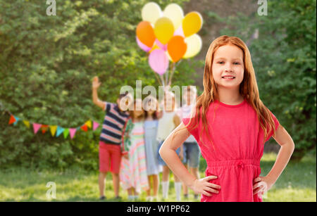 Fille aux cheveux rouge smiling at Birthday party Banque D'Images