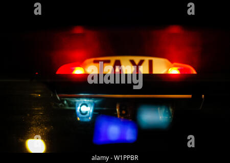 Close-up of illuminated Taxi sign, Paris, France, Europe Banque D'Images